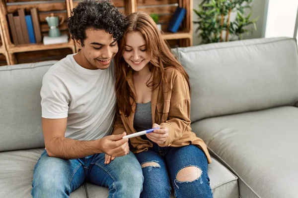 Jong Paar Glimlachen Gelukkig Houden Zwangerschap Test Zitten Bank Thuis — Stockfoto