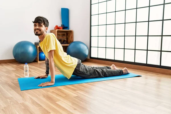 Giovane Uomo Ispanico Sorridente Fiducioso Yoga Formazione Centro — Foto Stock