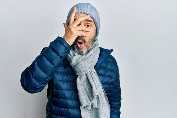 Homem Hispânico Meia Idade Usando Estilo Inverno Espreitando Choque Cobrindo — Fotografia de Stock