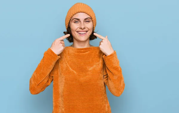 Junge Hispanische Frau Lässiger Kleidung Und Wollmütze Fröhlich Lächelnd Und — Stockfoto