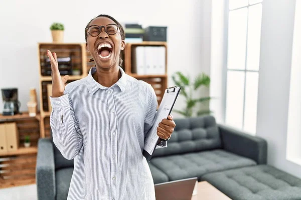 Femme Africaine Travaillant Clinique Psychologie Fou Fou Crier Crier Avec — Photo