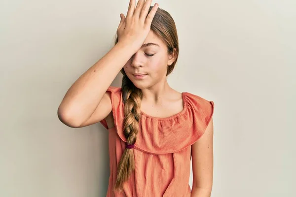 Piękna Brunetka Mała Dziewczynka Letniej Koszuli Zaskoczona Ręką Głowie Przez — Zdjęcie stockowe