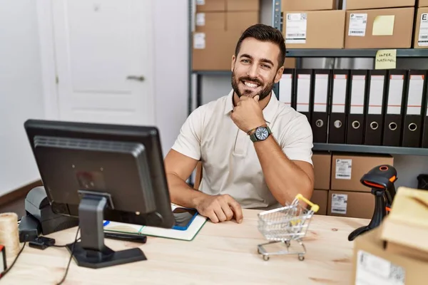 Handsome Hispanic Man Working Small Business Commerce Looking Confident Camera — Stock Fotó