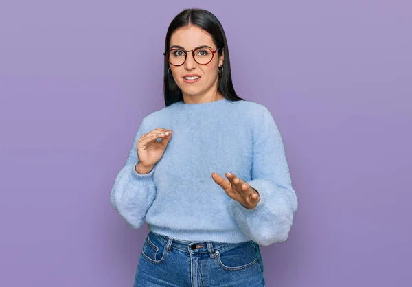 Junge Hispanische Frau Lässiger Kleidung Und Brille Angewidert Ausdruck Ungehalten — Stockfoto