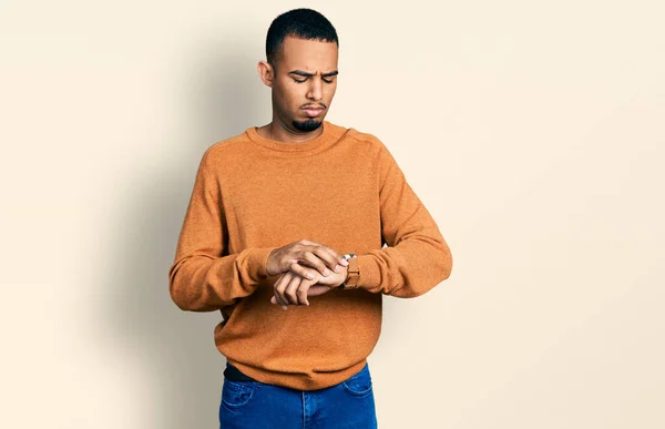 Junger Afrikanisch Amerikanischer Mann Lässiger Kleidung Der Der Armbanduhr Die — Stockfoto