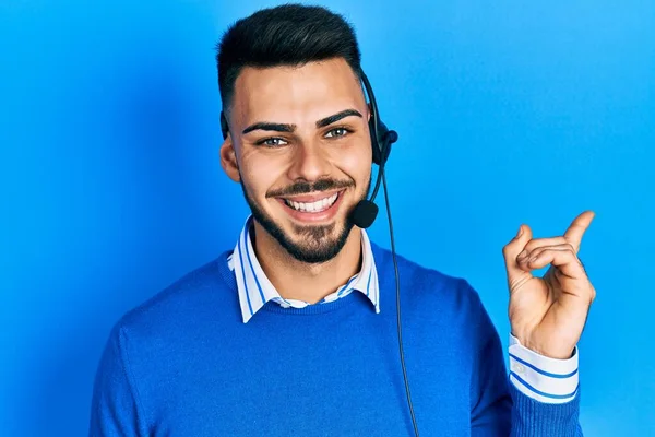 Jonge Spaanse Man Met Baard Die Een Operatorheadset Droeg Het — Stockfoto