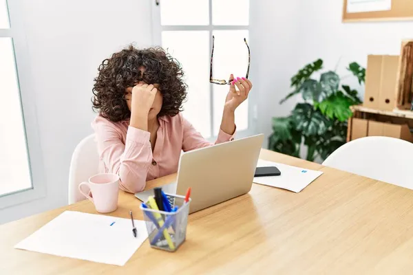 Joven Empresaria Oriente Medio Sobrecargada Trabajo Sentada Mesa Oficina — Foto de Stock