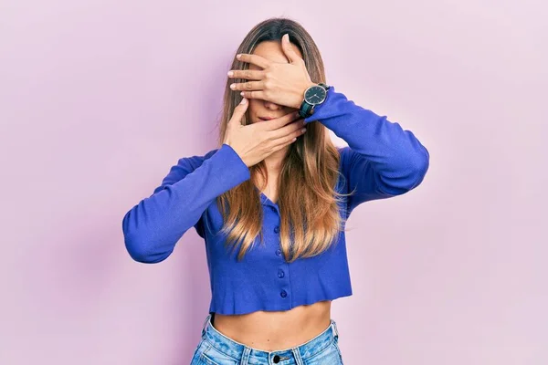 Mulher Hispânica Bonita Vestindo Camisa Azul Casual Cobrindo Olhos Boca — Fotografia de Stock
