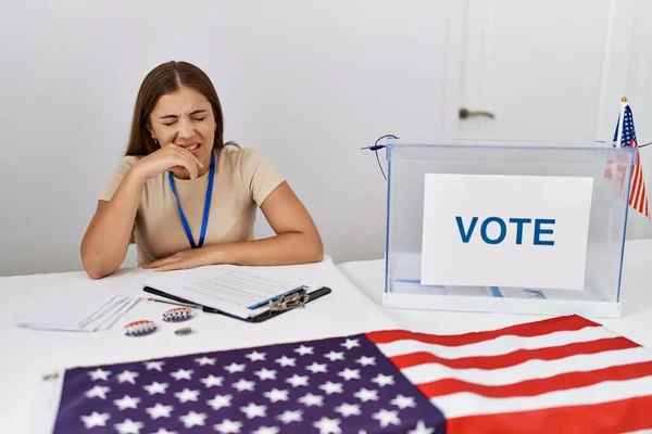 Ung Brunett Kvinna Vid Politiska Val Sitter Valsedeln Ser Stressad — Stockfoto