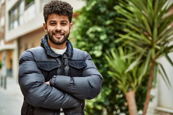 Jovem Árabe Homem Sorrindo Com Braços Cruzados Livre Cidade — Fotografia de Stock