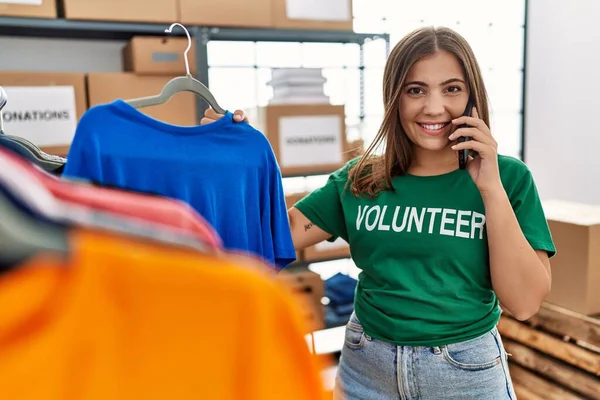 Gönüllü Üniformalı Genç Spanyol Kadın Yardım Merkezindeki Akıllı Telefondan Konuşuyor — Stok fotoğraf