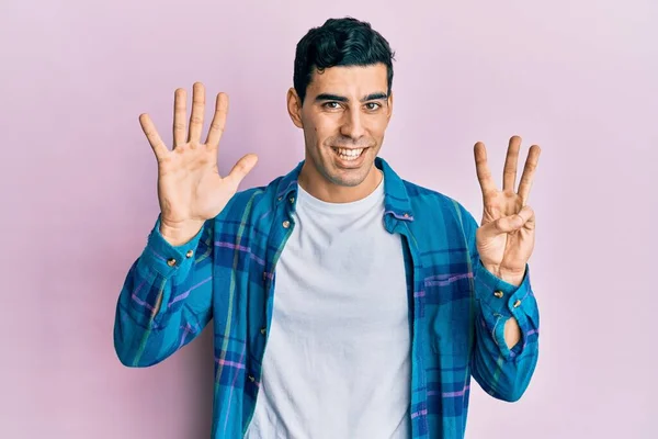 Schöner Hispanischer Mann Lässiger Kleidung Der Mit Finger Nummer Acht — Stockfoto