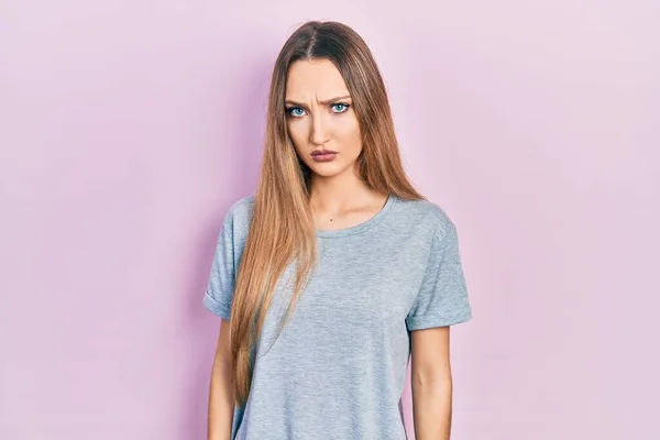 Jeune Fille Blonde Portant Shirt Décontracté Sceptique Nerveux Fronçant Les — Photo