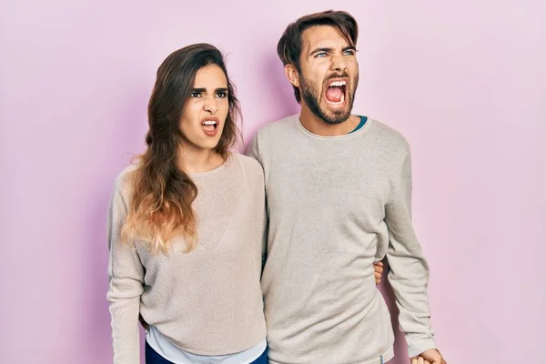 Junges Hispanisches Paar Lässiger Kleidung Wütend Und Verrückt Schreiend Frustriert — Stockfoto