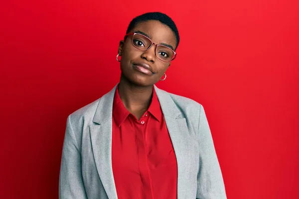 Ceketi Gözlük Takan Genç Afro Amerikan Kadın Yüzünde Ciddi Bir — Stok fotoğraf