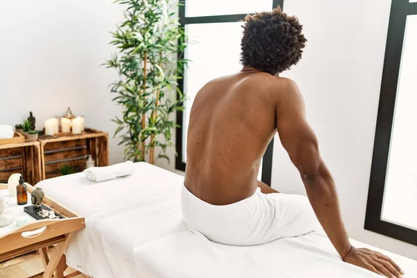 Ung Afrikansk Amerikansk Man Sitter Massage Ombord Skönhetscentret — Stockfoto