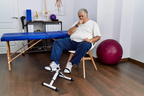 Homem Caucasiano Sênior Clínica Fisioterapia Usando Exercitador Pedal Sentindo Mal — Fotografia de Stock