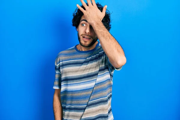 Schöner Hispanischer Mann Lässiger Kleidung Vor Rosa Hintergrund Überrascht Mit — Stockfoto