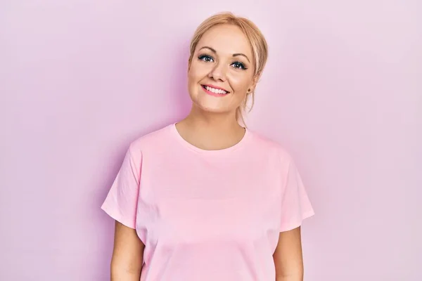 Молодая Блондинка Носит Случайные Розовые Футболки Счастливой Прохладной Улыбкой Лице — стоковое фото