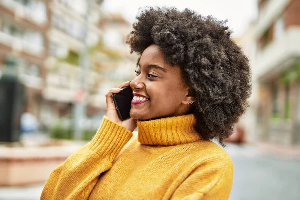 Chica Afroamericana Joven Sonriendo Feliz Hablando Teléfono Inteligente Ciudad —  Fotos de Stock