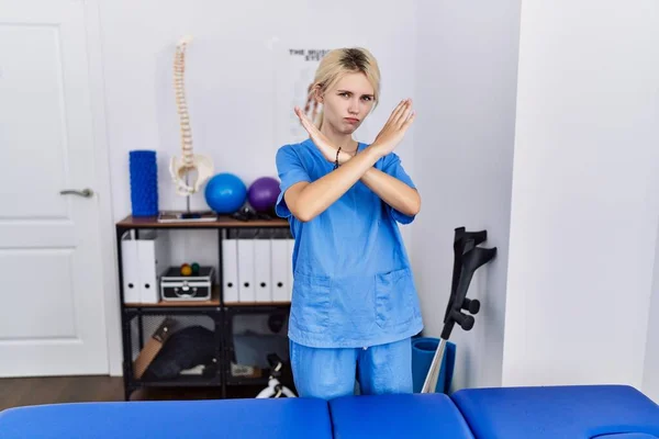 Jonge Fysiotherapeut Vrouw Werkzaam Bij Pijn Herstel Kliniek Afwijzing Expressie — Stockfoto