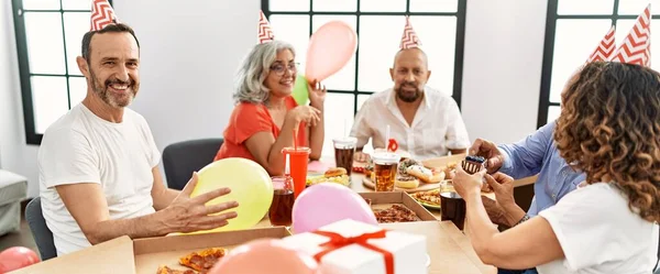 Gruppe Von Freunden Mittleren Alters Lächelnd Glücklich Geburtstag Hause Feiern — Stockfoto