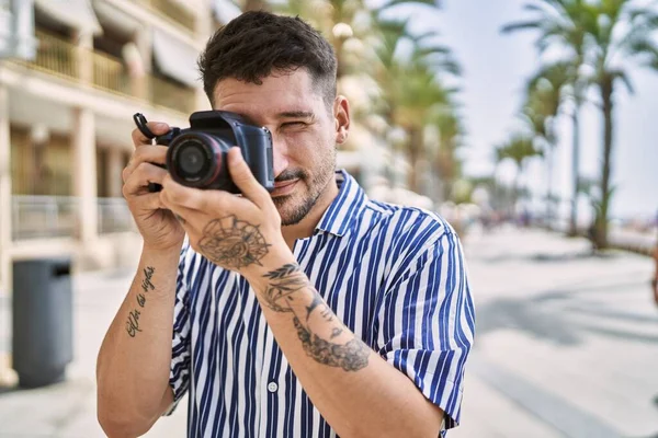 Young Handsome Man Using Dslr Photography Camera Sea — Stock Photo, Image