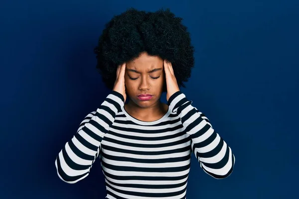 Ung Afrikansk Amerikansk Kvinna Bär Avslappnade Kläder Med Hand Huvudet — Stockfoto