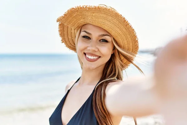 Jovem Cuacasian Menina Sorrindo Feliz Fazendo Selfie Pela Câmera Praia — Fotografia de Stock
