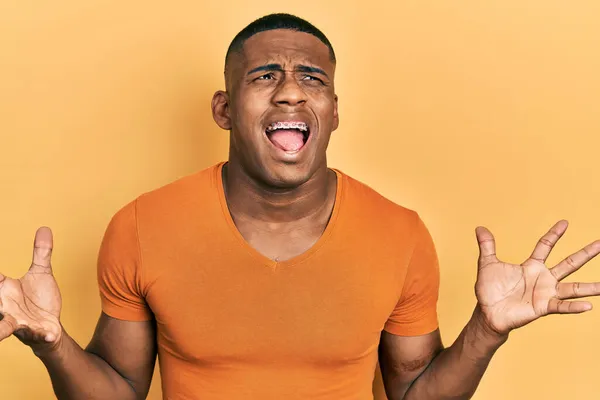 Νεαρός Μαύρος Που Φοράει Πορτοκαλί Μπλουζάκι Τρελός Και Τρελός Φωνάζοντας — Φωτογραφία Αρχείου