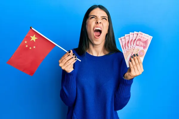 Νεαρή Ισπανίδα Που Κρατάει Την Κινεζική Σημαία Και Χαρτονομίσματα Του — Φωτογραφία Αρχείου
