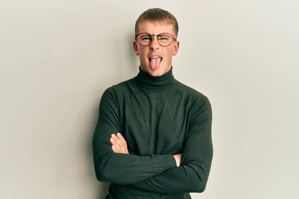 Ung Kaukasier Man Bär Glasögon Med Armarna Korsade Gest Sticker — Stockfoto