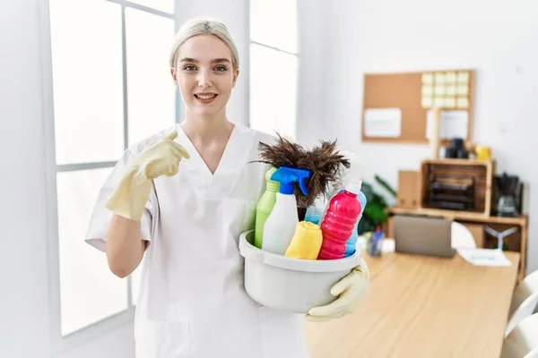 Young Caucasian Woman Wearing Cleaner Uniform Holding Cleaning Products Cleaning — Stockfoto