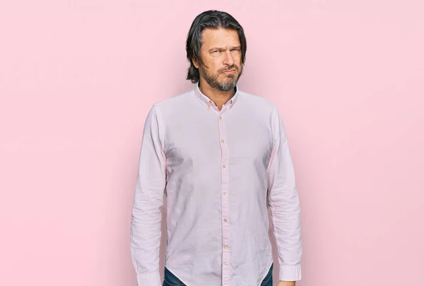 中年のハンサムな男のビジネスシャツ懐疑的かつ神経を着て 問題のために動揺を眉をひそめて 否定的な人 — ストック写真