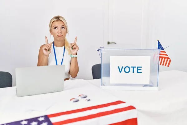 Jeune Femme Caucasienne Élection Campagne Politique Américaine Pointant Vers Haut — Photo