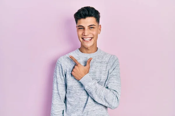 Молодий Іспаномовний Чоловік Повсякденному Одязі Веселий Посмішкою Обличчя Вказуючи Рукою — стокове фото