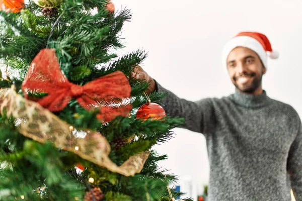 Genç Afro Amerikan Adam Gülümsüyor Mutlu Noel Ağacı Süsleme Evde — Stok fotoğraf