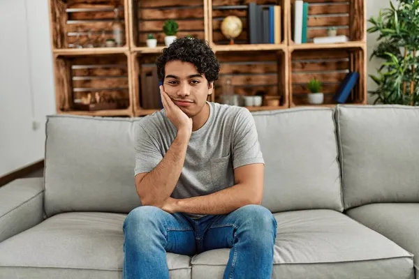 Νεαρός Ισπανόφωνος Άνδρας Φορώντας Καθημερινά Ρούχα Κάθεται Στον Καναπέ Στο — Φωτογραφία Αρχείου