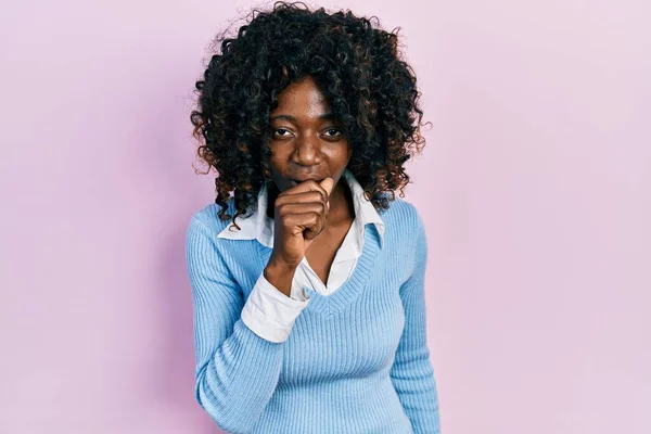 Mujer Afroamericana Joven Que Usa Ropa Casual Sintiéndose Mal Tosiendo — Foto de Stock