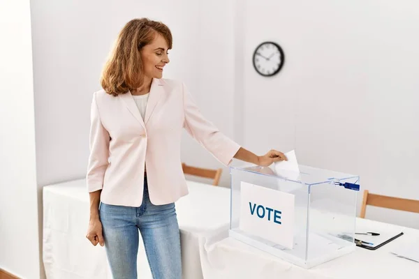Νεαρή Καυκάσια Ψηφοφόρος Γυναίκα Χαμογελά Χαρούμενη Βάζοντας Ψηφοδέλτια Στην Εκλογική — Φωτογραφία Αρχείου