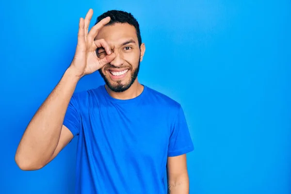 Spaanse Man Met Baard Casual Blauw Shirt Doet Gebaar Met — Stockfoto