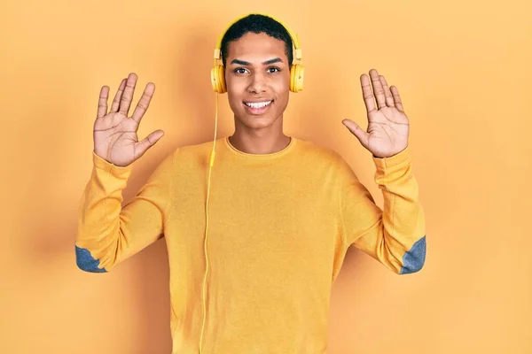Genç Afrikalı Amerikalı Adam Müzik Dinlerken Kulaklık Takıyor Parmaklarını Numaraya — Stok fotoğraf
