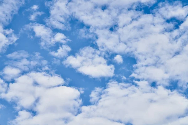 晴れた日には雲が立ち並ぶ美しい青空 — ストック写真