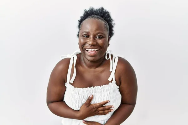 Jovem Mulher Africana Sobre Fundo Isolado Branco Sorrindo Rindo Forte — Fotografia de Stock