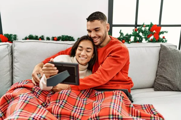 Jovem Casal Hispânico Sorrindo Feliz Olhando Foto Sentado Sofá Pela — Fotografia de Stock