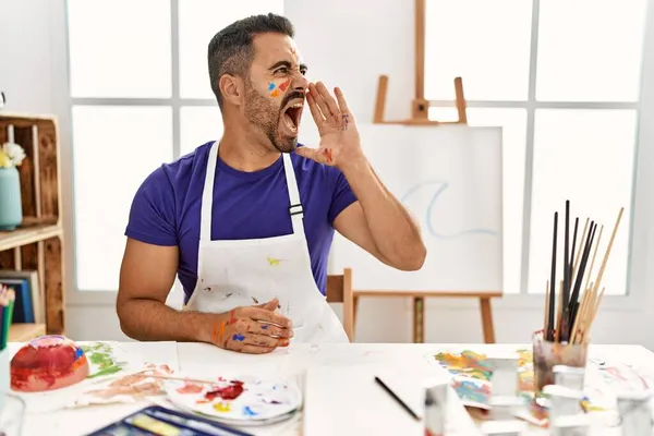 Jeune Homme Hispanique Avec Barbe Studio Art Avec Visage Peint — Photo
