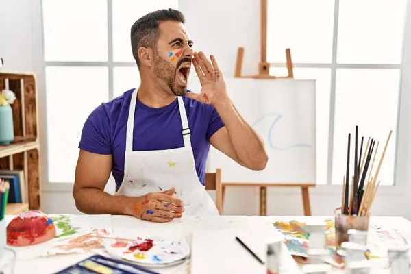 Joven Hispano Con Barba Estudio Arte Con Cara Pintada Gritando — Foto de Stock