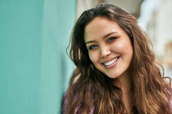 Giovane Donna Ispanica Sorridente Felice Piedi Alla Città — Foto Stock