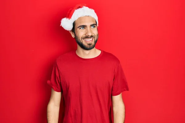 Junger Hispanischer Mann Mit Weihnachtsmütze Der Mit Einem Lächeln Gesicht — Stockfoto