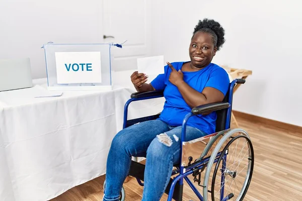 Mujer Africana Joven Sentada Silla Ruedas Votando Poniendo Sobre Las —  Fotos de Stock